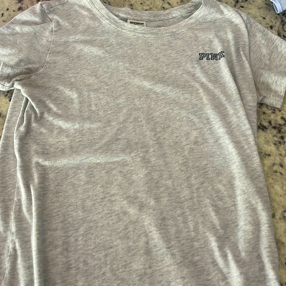 brand:pink color:gray size:xs